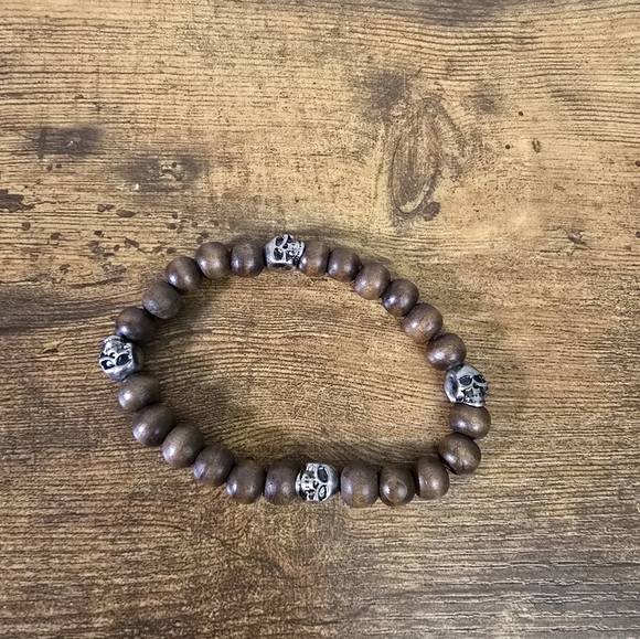 Jewelry - Brown Beaded stretchy Bracelet with Silver skull beads